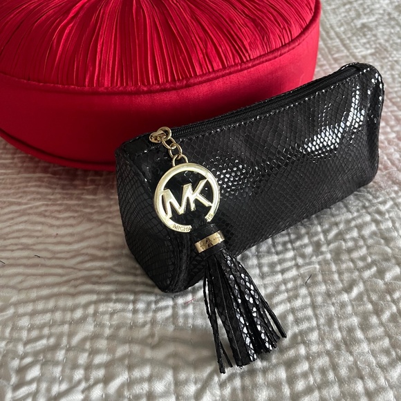 NEW Micheal Kors Makeup bag. - Picture 5 of 9